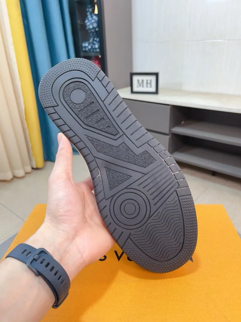 Men's shoes💰400🌹🌹[LV]🌹High-end men's shoes brand: Official website 1:1 Latest masterpiece: The upper is made of Italian imported first-layer cowhide with special materials➕Full genuine leather lining🔥, making walking more convenient and comfortable! Exclusive new style, stunning work [color]! Create a fashionable personality to set off your uniqueness! A must-have for trendy men! Classic🔥Number: 38-44